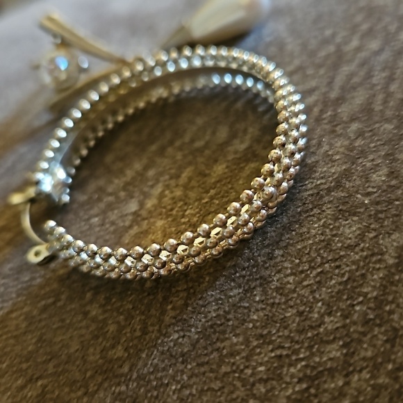 3/$30 VTG Mismatched Silvertone Pearl Drop Hoop Earrings - Picture 3 of 6